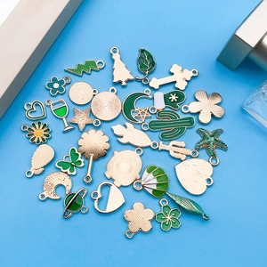 Détail macro de pendentifs en émail vert et alliage pour la création de bijoux DIY
