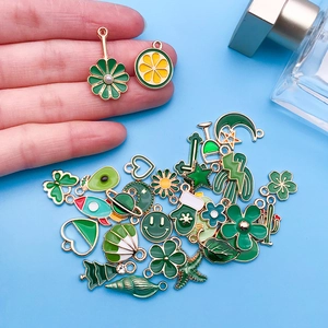 Vue détaillée de divers pendentifs en émail vert pour la création de bijoux DIY