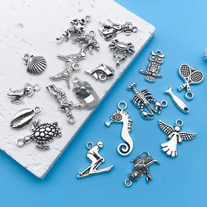 Détails des pendentifs animaux en argent vintage avec textures fines et trous de suspension