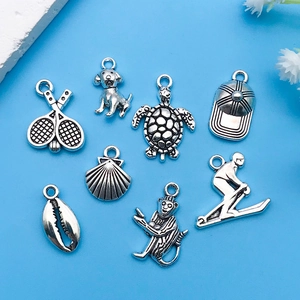 Vue de huit breloques en alliage de zinc argent antique avec animaux et raquettes de tennis