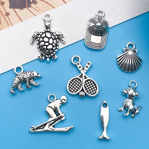Détails macro de divers pendentifs vintage en alliage d'argent pour bijoux DIY