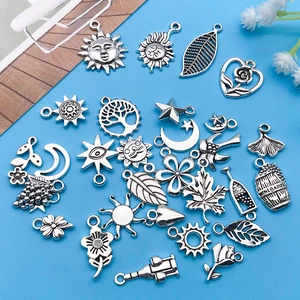 Vue macro de pendentifs en alliage argenté vintage avec reliefs de fleurs pour bijoux
