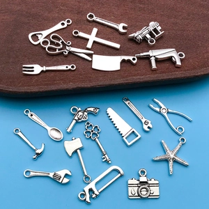 Détails de divers pendentifs en alliage argenté vintage aux motifs outils et objets