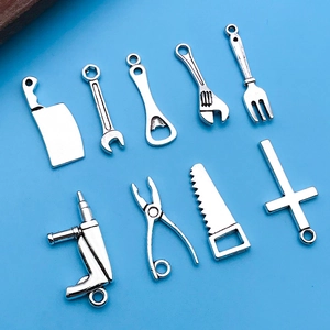 Vue détaillée de divers breloques d'outils en alliage d'argent pour bijoux DIY