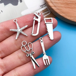 Vue macro de breloques outils miniatures en argent antique pour montrer les détails