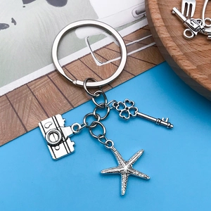 Détails des pendentifs en argent vintage avec caméra, clé trèfle et étoile de mer
