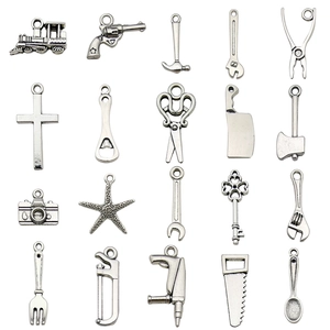 Lot de 20 breloques argentées vintage incluant outils et ciseaux pour la création de bijoux DIY