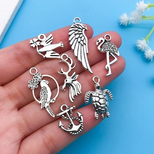 Selezione di sette ciondoli vintage in argento con motivi di uccelli, piume e ancore