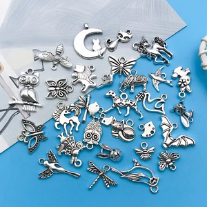 Vista macro di ciondoli in lega d'argento antico con disegni in rilievo di animali
