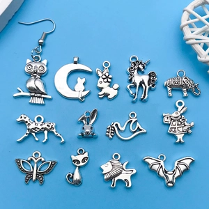 Collezione dettagliata di ciondoli vintage in lega d'argento per collane e gioielli fai-da-te
