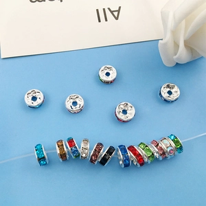 Makro-Detail von 8mm bunten Strass-Abstandshalterperlen für DIY-Schmuck und zum Auffädeln