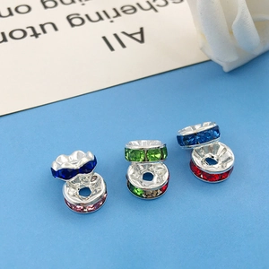 Makroaufnahme von 8mm bunten Strass-Zwischenperlen für DIY-Schmuckherstellungszubehör