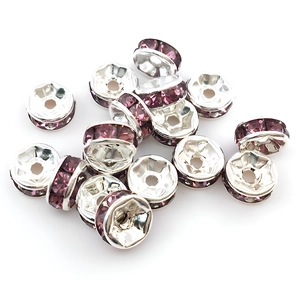 Makro-Detail von 8mm lila Strass-Abstandshaltern mit silberner sternförmiger Metallbasis
