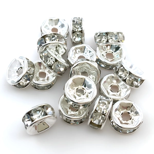 Nahaufnahme von 8mm silbernen Strass-Abstandshaltern mit klaren Kristallen für DIY-Schmuck