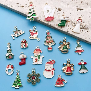Assortiment kerstbedeltjes van emaille met sneeuwpoppen en bellen voor DIY-sieraden
