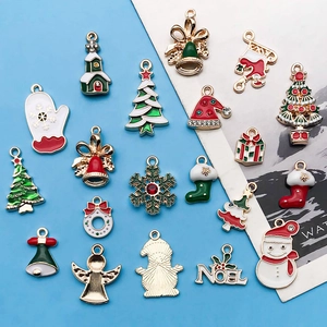 Details van diverse emaille kersthangers met goudlaag en feestelijke rood-groene kleuren
