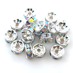 Makroaufnahme von 8mm silbernen Zwischenperlen mit AB-Strasssteinen für DIY-Schmuck