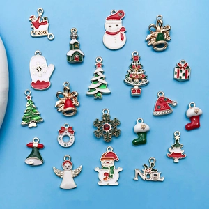 Kleurrijke emaille kerstbedeltjes met kerstman en bellen voor DIY-sieraden projecten