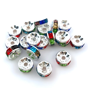 Makroaufnahme verschiedener bunter 8mm Strass-Abstandshalter für DIY Schmuckherstellung
