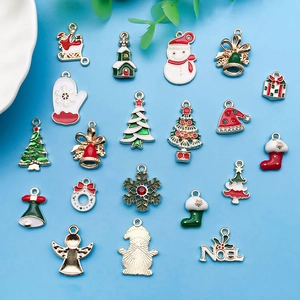 Mix van kerst emaille bedeltjes met kerstman en sneeuwpop op een lichtblauwe basis