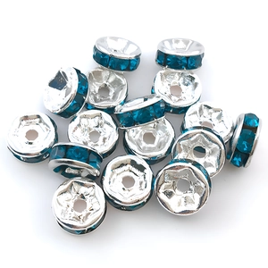 Makrofoto von 8mm silbernen Zwischenperlen mit dunkelblauen Kristallen für DIY-Schmuck