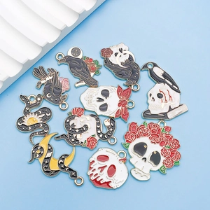 Makroaufnahme gotischer Emaille-Anhänger mit Totenkopf, Rabe und Schlange für DIY-Schmuck