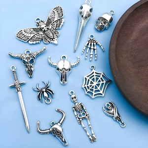 Detailansicht gotischer Anhänger mit Totenköpfen, Spinnen und Fledermaus-Motiven