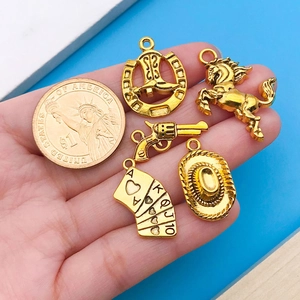 Pendentifs cowboy dorés à côté d'une pièce de 1 dollar pour comparer la taille