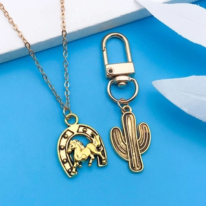 Détails du collier fer à cheval doré western et porte-clés cactus avec fermoir homard