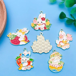 Sortierte Osterhasen-Emaille-Anhänger mit Erdbeer- und Blumendesigns für DIY-Schmuck