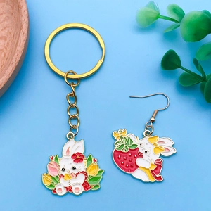 Details bunter Emaille-Osterhasen-Anhänger mit Blumen- und Erdbeermotiven