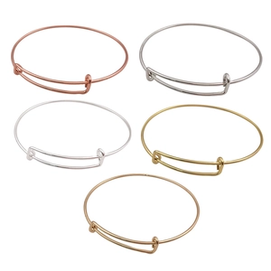 Set mit fünf verstellbaren Schiebearmbändern in verschiedenen Metallfarben für DIY-Schmuck