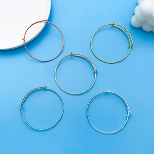 Set mit fünf verstellbaren Schiebearmreifen in verschiedenen Metalltönen für DIY-Schmuck