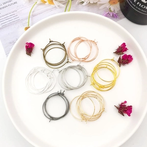 Bases de aretes de aro DIY en varios acabados metálicos que incluyen oro y plata
