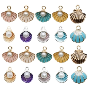 Mix aus 20 bunten Emaille Muschel-Anhängern mit Perlen für DIY-Schmuck und Bastelarbeiten
