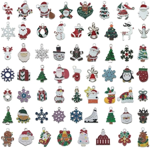 Vista detallada de colgantes navideños de esmalte con diseños de Papá Noel y renos