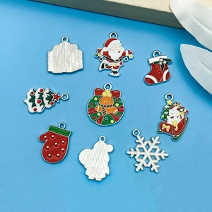 Detalle de los dijes navideños de esmalte de colores con reversos de metal plateado
