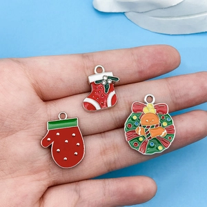 Detalle de colgantes navideños de aleación con acabado de esmalte de colores vivos