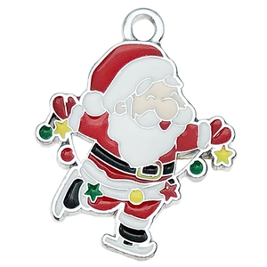 Detalle del colgante de Papá Noel patinando con esmalte colorido y aro de metal plateado