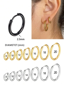 Gros plan de créoles en acier inoxydable en or argent et noir tailles de 8mm à 20mm
