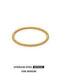 Vue détaillée du bracelet perlé en acier inoxydable doré avec finition miroir brillante