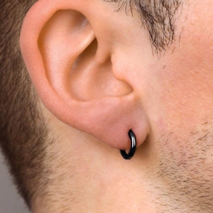Créole minimaliste en acier inoxydable noir portée à l'oreille, vue de profil