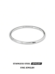 Détail de bracelet en acier inoxydable argenté poli avec fermoir à boucle latérale