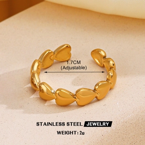 Vista macro de anillo de corazón en acero bañado en oro 18K con talla ajustable
