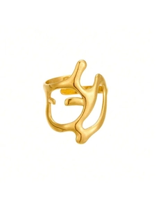 Detalle del anillo de acero inoxidable chapado en oro 18K con diseño hueco irregular