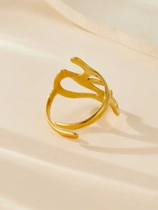 Detalle de un anillo de acero inoxidable bañado en oro de 18K con diseño de líneas fluidas