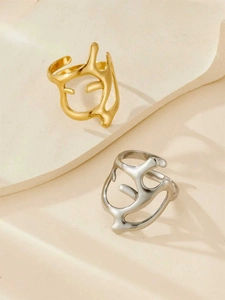 Detalle de los anillos abiertos ajustables estilo líquido chapados en oro de 18K y plata