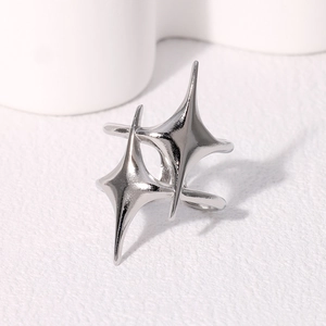 Dettaglio macro di anello aperto asimmetrico a forma di stella in argento lucido