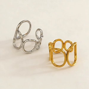 Detailansicht der gold- und silbernen asymmetrischen Hohlringe mit poliertem Finish