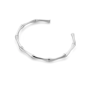 Detail van de zilveren bamboe-stijl open armband van gepolijst roestvrij staal